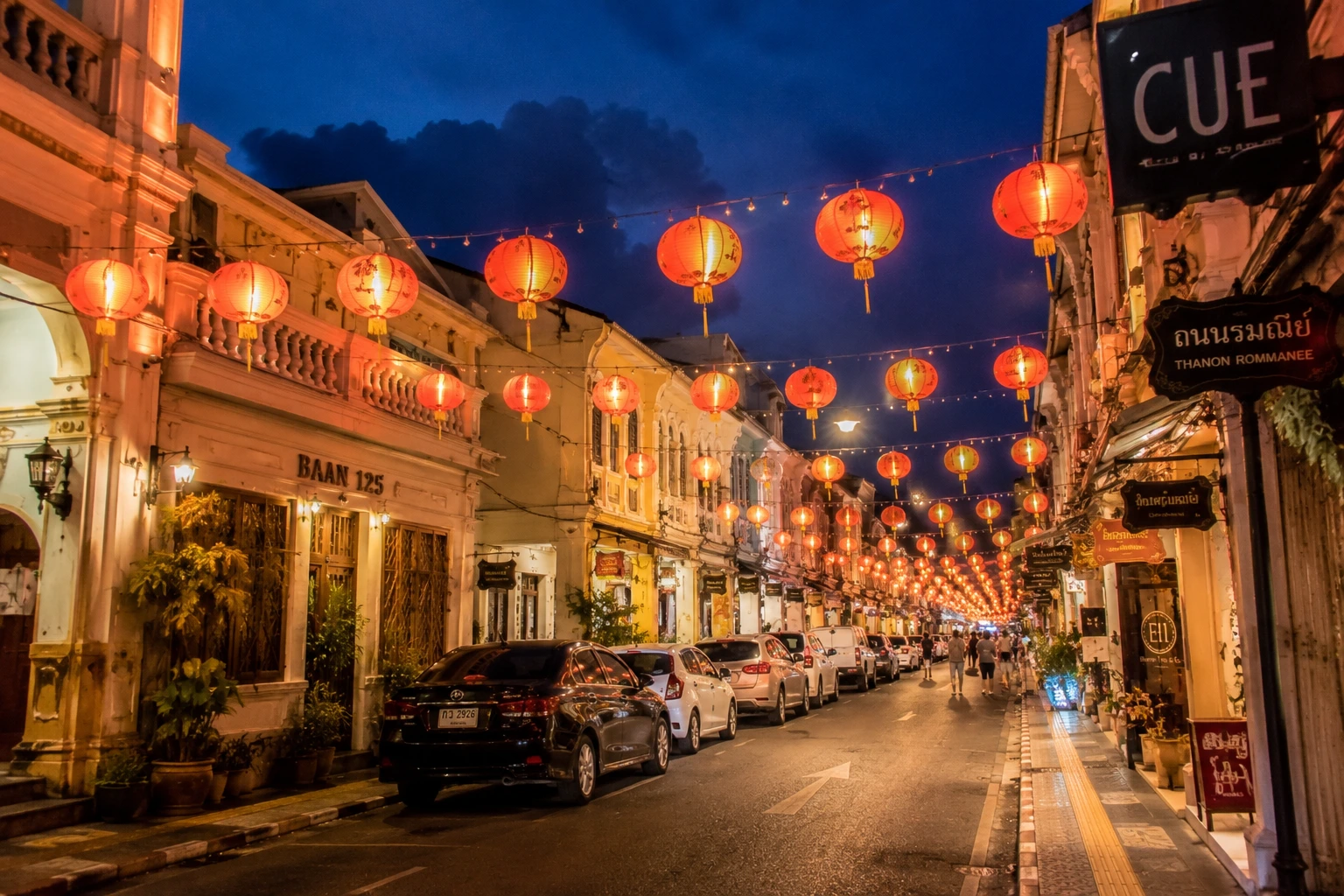 Китайские фонари вечером в Phuket Town