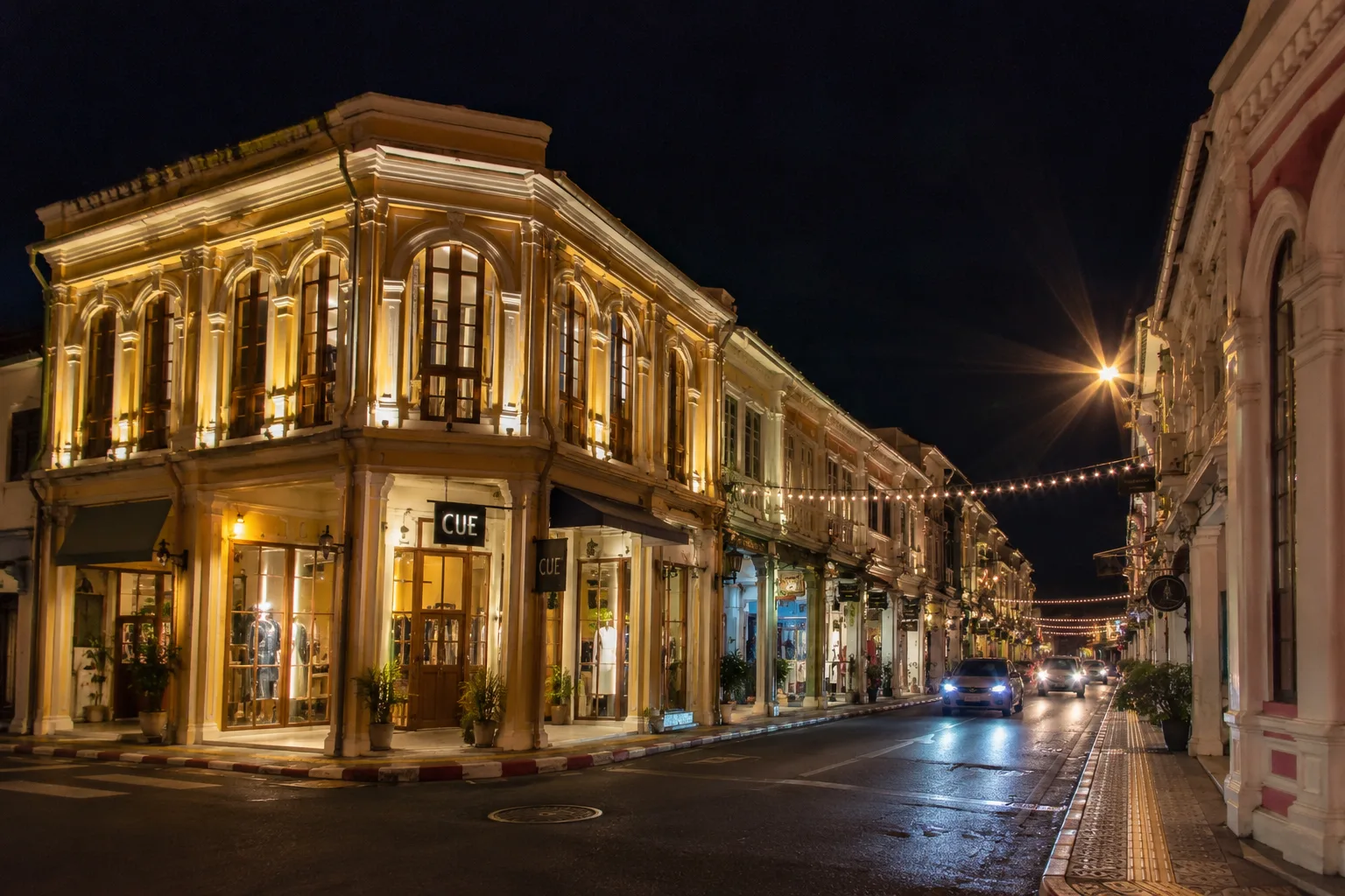 Ночной Phuket Old Town с подсветкой улиц
