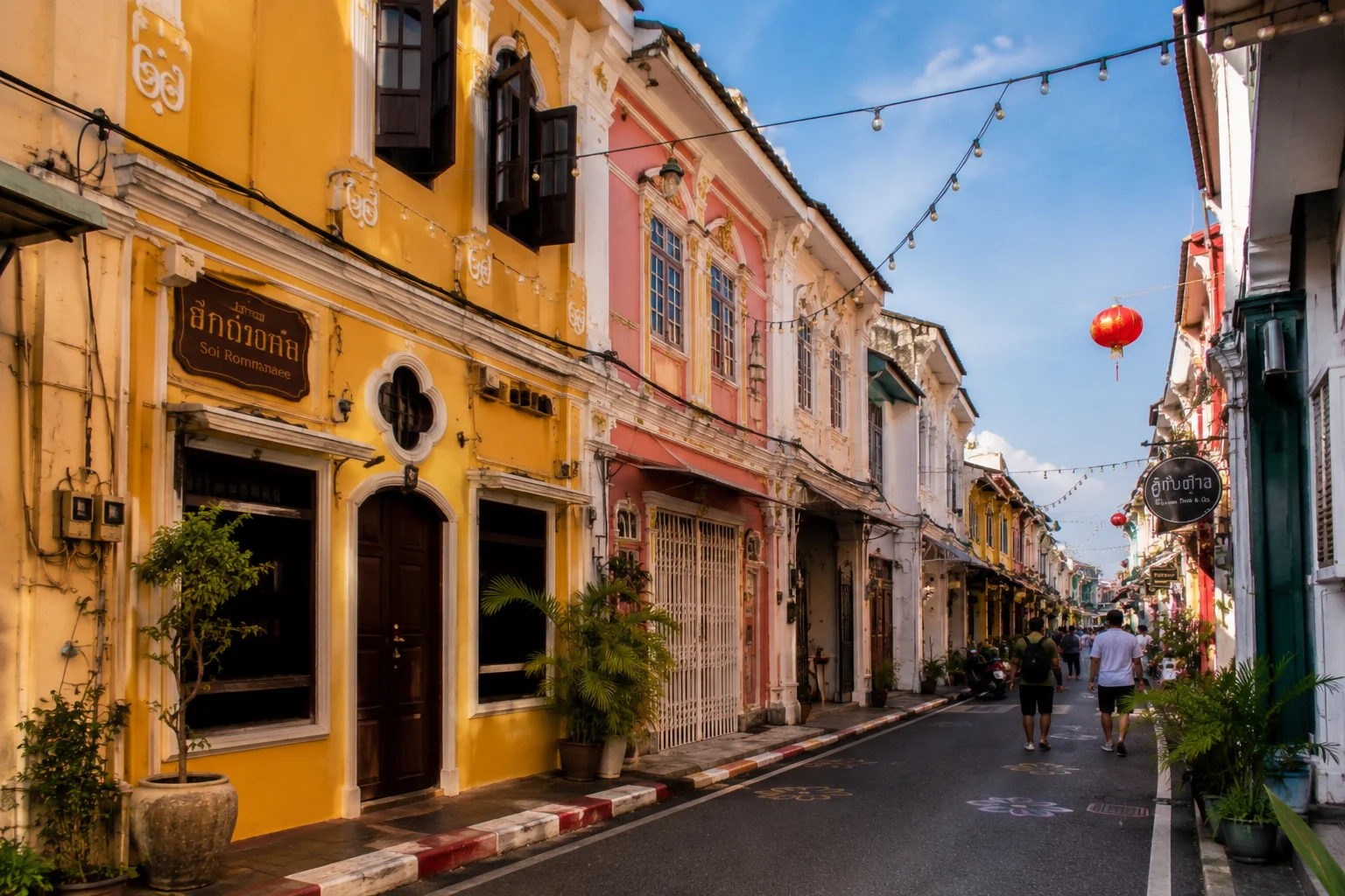 Яркие фасады на улице Soi Romanee в Phuket Old Town