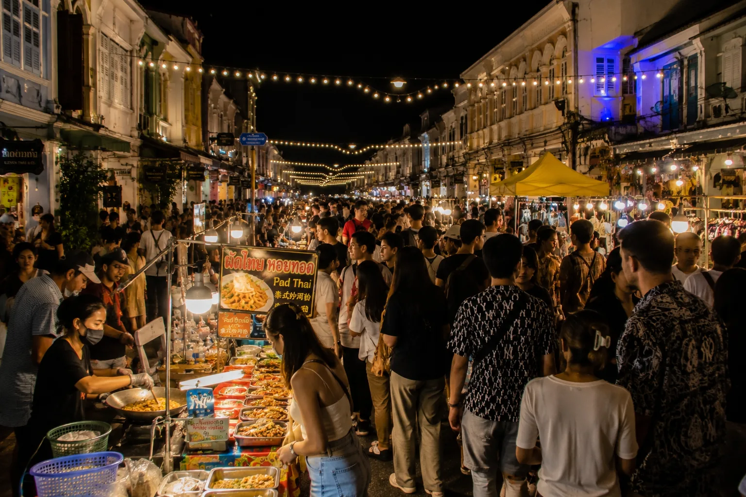 Ночной рынок Sunday Walking Street в Phuket Town